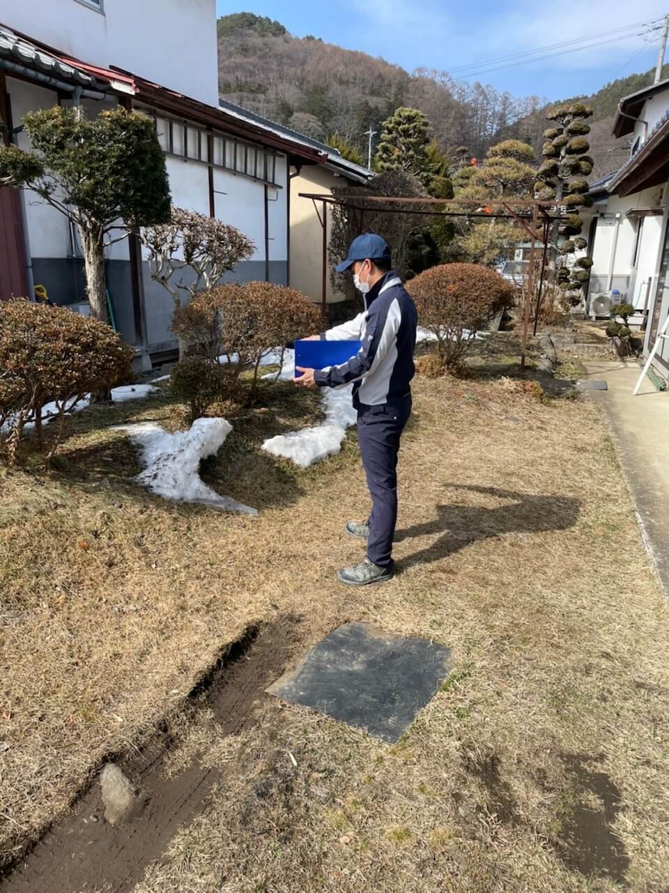 フェンス・門扉・駐車場・庭木・雑草